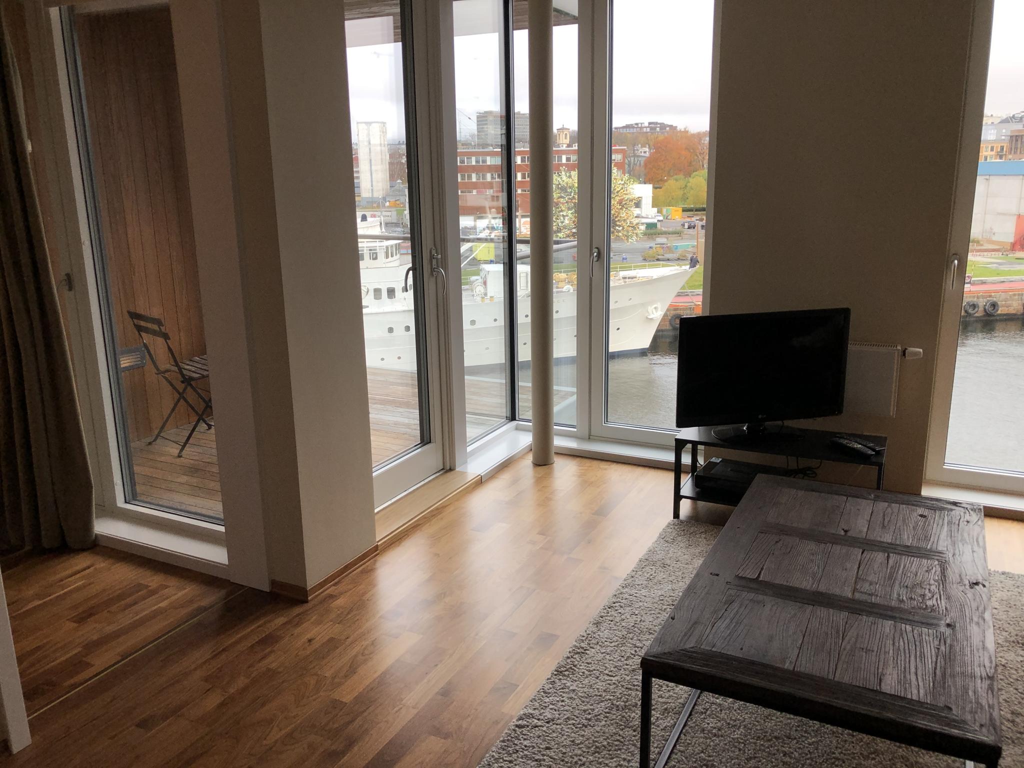 Stue med utgang til balkong. Kveldssol